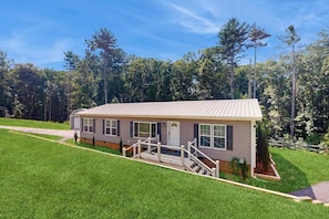 Exterior - Hillside Manor Cabin (Clarkesville)