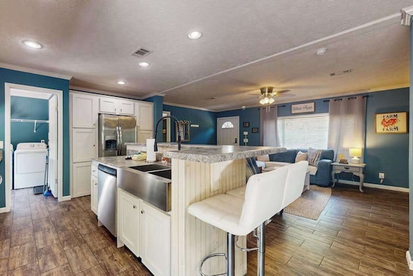 Interior - Hillside Manor Cabin (Clarkesville)