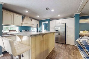 Interior - Hillside Manor Cabin (Clarkesville)