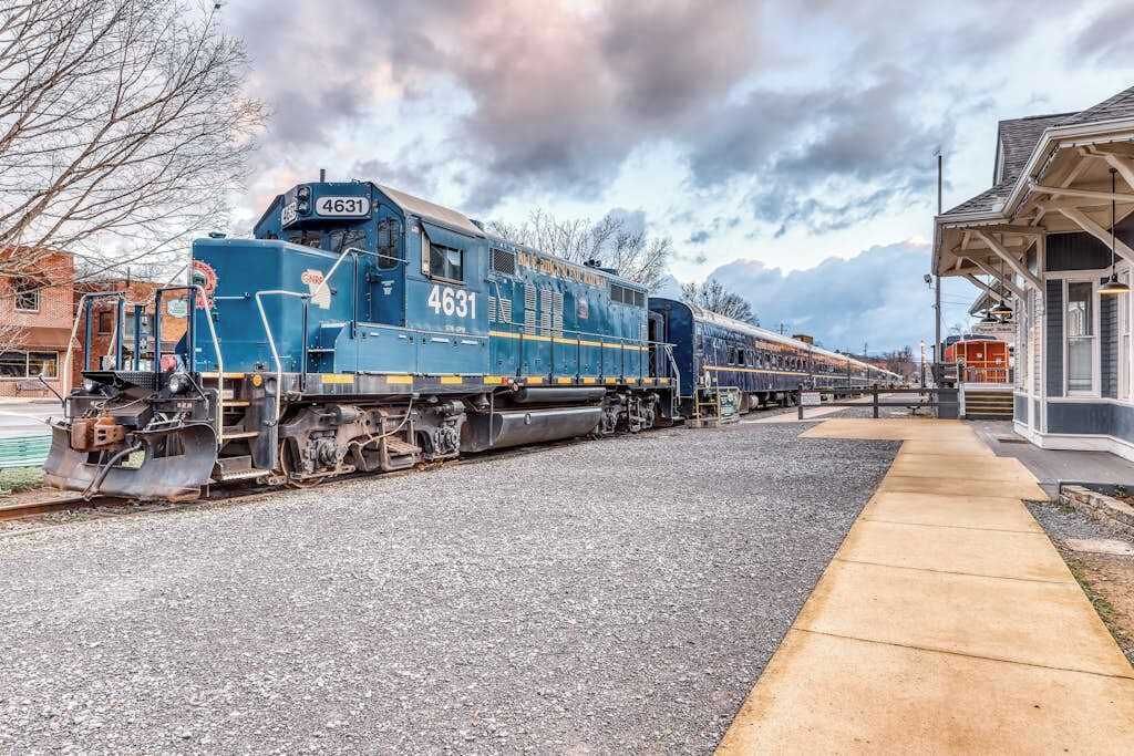 A train numbered 4631 on tracks with a station building in the background.