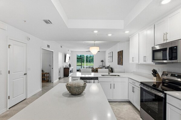 Fridge, microwave, oven, stovetop - The 18th Fairway at Webbs Reserve Golf & Resort Community (Punta Gorda)
