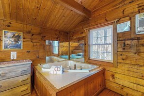 Shower, hair dryer, towels - Singing Pines Cabin Helen (Sautee Nacoochee)