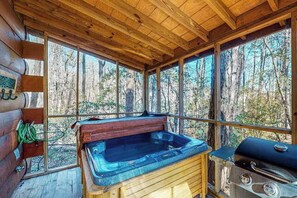 Indoor spa tub - Singing Pines Cabin Helen (Sautee Nacoochee)