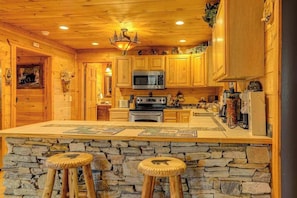 Coffee/tea maker, fridge, microwave, oven - Panoramic View Cabin (Sautee Nacoochee)