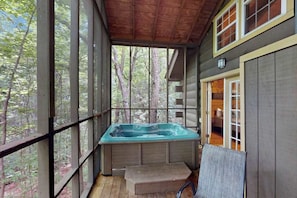 Outdoor spa tub - Idlewild Cabin North GA (Sautee Nacoochee)