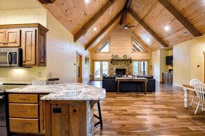 Interior - Toccoa River Run Cabin (Mineral Bluff)