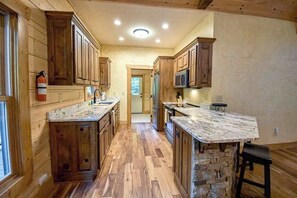 Coffee/tea maker, fridge, microwave, oven - Toccoa River Run Cabin (Mineral Bluff)