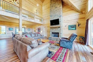 TV, fireplace, offices - Mountain Memories Cabin (Sautee Nacoochee)