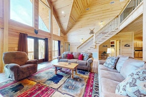 TV, fireplace, offices - Mountain Memories Cabin (Sautee Nacoochee)