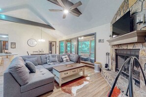 Fernseher, Kamin, Arbeitsbereiche