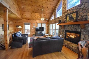 TV, fireplace, DVD player, table football - Cashes Mountain View (Cherry Log)