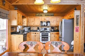 Coffee/tea maker, fridge, microwave, oven - Cashes Mountain View (Cherry Log)