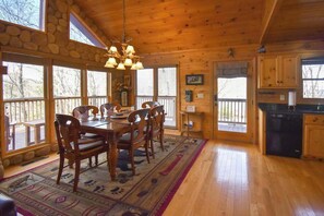 Dining - Cashes Mountain View (Cherry Log)