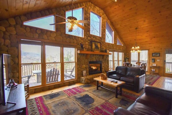 TV, fireplace, DVD player, table football - Cashes Mountain View (Cherry Log)