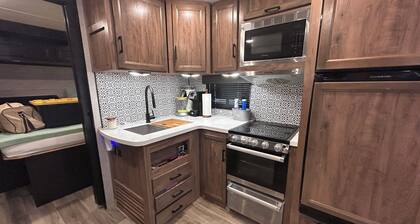 Quiet, spacious, family/Pet friendly covered Campsite. 5 min from Conley Bottom.