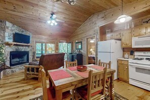 Coffee/tea maker, fridge, microwave, oven - Honey Bear Hideout Stay (Blue Ridge)