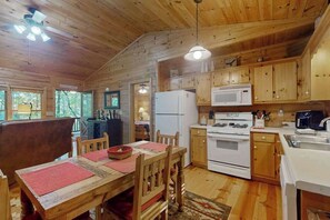 Coffee/tea maker, fridge, microwave, oven - Honey Bear Hideout Stay (Blue Ridge)