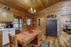 Dining - Honey Bear Hideout Stay (Blue Ridge)
