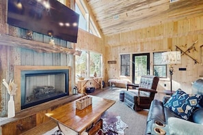 TV, fireplace, offices - Spur n Arrow Cabin Stay (Morganton)
