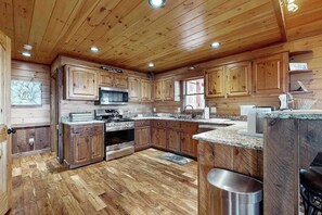 Coffee/tea maker, fridge, microwave, oven - Bougie Bear Cabin Stay (Morganton)