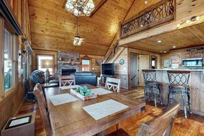 Interior - Bougie Bear Cabin Stay (Morganton)