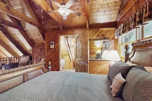 Iron/ironing board, WiFi, bed sheets - The Peaceful Pines Stay (Clayton)