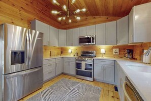 Wasserkocher mit Kaffee-/Teezubehör, Kühlschrank, Mikrowelle, Ofen