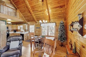 Interior - Wolf Creek Retreat Stay (Mineral Bluff)