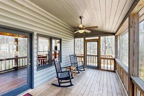 Terrace/patio - Wolf Creek Retreat Stay (Mineral Bluff)