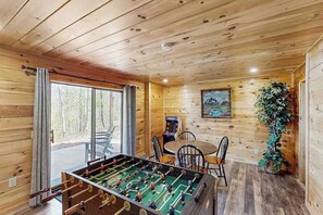 Games room - Wolf Creek Retreat Stay (Mineral Bluff)