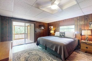 Desk, iron/ironing board, WiFi, bed sheets - Shelby's Mountain Retreat (Blue Ridge)