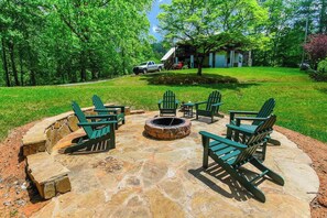 Property grounds - Shelby's Mountain Retreat (Blue Ridge)