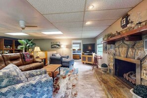 TV, fireplace, offices - Shelby's Mountain Retreat (Blue Ridge)