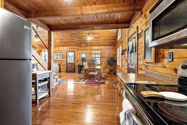 Coffee/tea maker, fridge, microwave, oven - Bear Hug Lodge Stays (Ellijay)