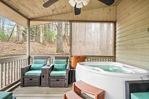 Terrace/patio - Bear Hug Lodge Stays (Ellijay)