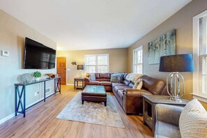 TV, fireplace, offices - On The Berg Retreats (Helen)