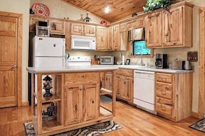 Coffee/tea maker, fridge, microwave, oven - Bear Necessity Cabin (Hiawassee)