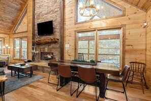 Dining - Shalom in the Wood Stay (Mineral Bluff)