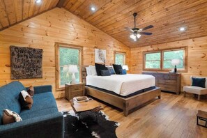 Iron/ironing board, travel cot, WiFi, bed sheets - Shalom in the Wood Stay (Mineral Bluff)