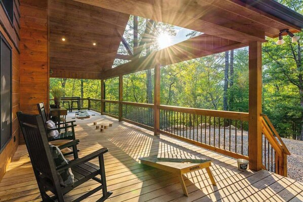 Outdoor dining - Shalom in the Wood Stay (Mineral Bluff)