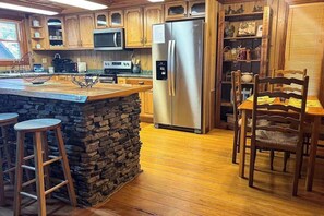 Coffee/tea maker, fridge, microwave, oven - Best Kept Secret Stay (Blue Ridge)