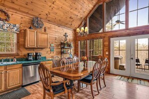 Coffee/tea maker, fridge, microwave, oven - Majestic View Retreat (Sautee Nacoochee)