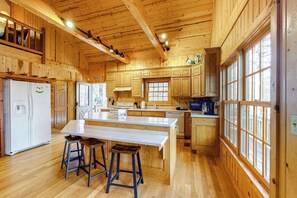 Wasserkocher mit Kaffee-/Teezubehör, Kühlschrank, Mikrowelle, Ofen