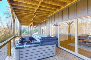 Outdoor spa tub - The Gilded Owl Stay Now (Sautee Nacoochee)