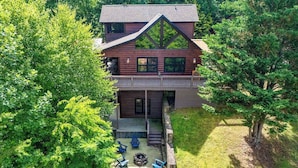 A two-story log cabin with a deck, outdoor seating, and a fire pit. - Red Oak Luxe Mountain Cabin (Blue Ridge)