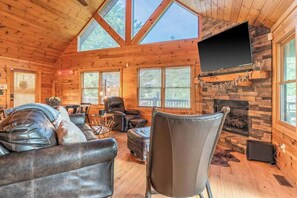 TV, fireplace, table football, offices - Red Oak Luxe Mountain Cabin (Blue Ridge)