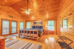Iron/ironing board, travel cot, WiFi, bed sheets - Red Oak Luxe Mountain Cabin (Blue Ridge)
