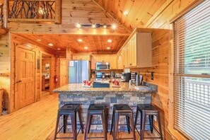 Coffee/tea maker, fridge, microwave, oven - Red Oak Luxe Mountain Cabin (Blue Ridge)