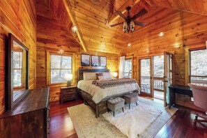 Desk, iron/ironing board, WiFi, bed sheets - Ellijay Family River Retreat (Ellijay)