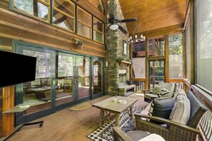 TV, fireplace, offices - Ellijay Family River Retreat (Ellijay)